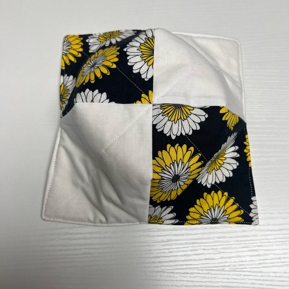 Hand Crafted Bowl Cozy Bowl Holder Microwavable  Cotton Daisies black white - Picture 4 of 6